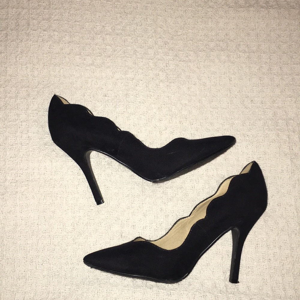 Black scalloped heels.